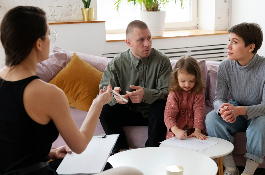 Profissional conduz conversa acolhedora com família em atendimento