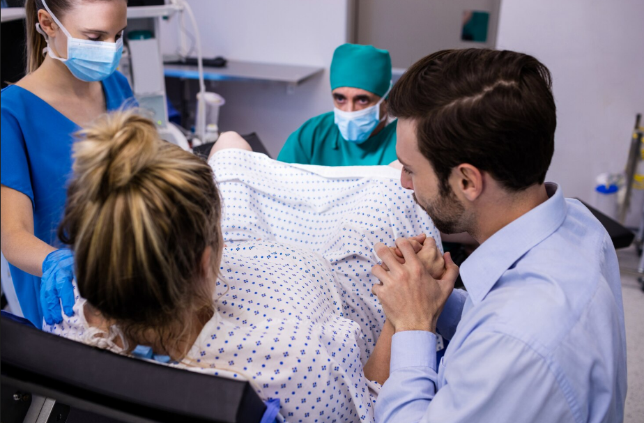 Equipe multiprofissional assiste gestante em trabalho de parto no hospital