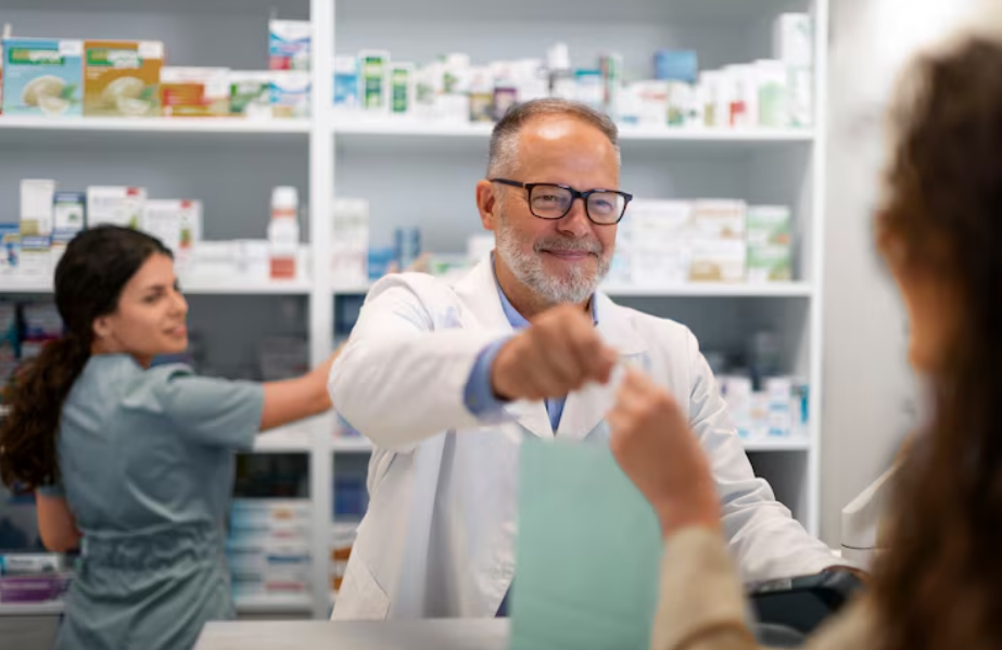 Atendimento farmacêutico a paciente durante explicação de exame
