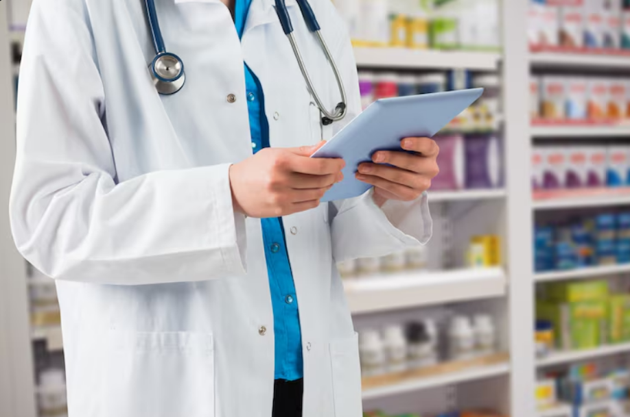 Profissional farmacêutico operando equipamento de laboratório clínico