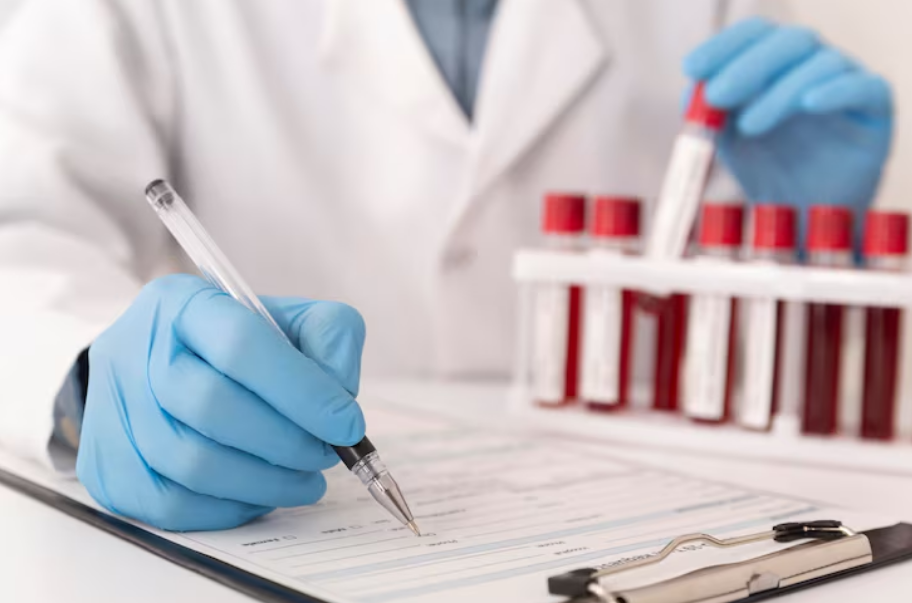 Profissional registrando dados de exame laboratorial em prontuário