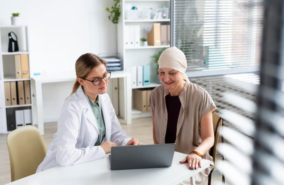 Consulta médica discutindo plano terapêutico personalizado