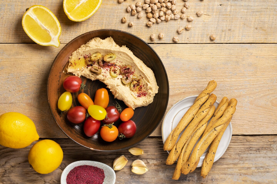 Seleção de alimentos kosher à base de grão-de-bico, vegetais e pastas