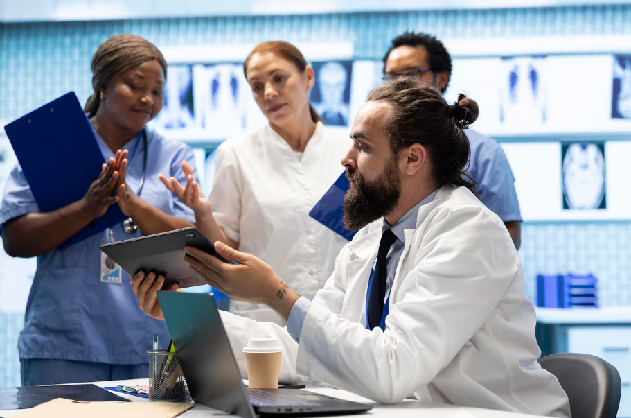 Equipe multiprofissional alinhando rotinas assistenciais em clínica