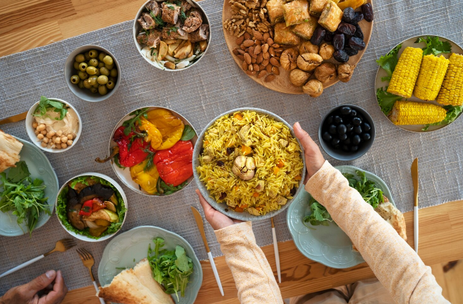 Mesa com pratos típicos da culinária halal dispostos para refeição