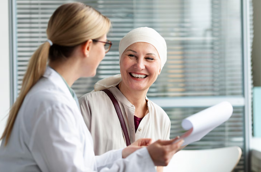 Paciente oncológica sorrindo durante conversa com médica