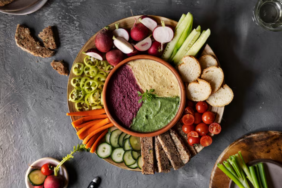 Prato colorido com vegetais frescos e pastas, adequado a uma refeição pareve