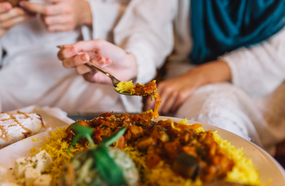 Prato individual com arroz e legumes dentro de um padrão halal
