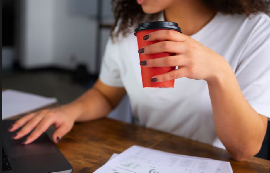 Profissional organizando rotinas e aprendizados de estágio em planner