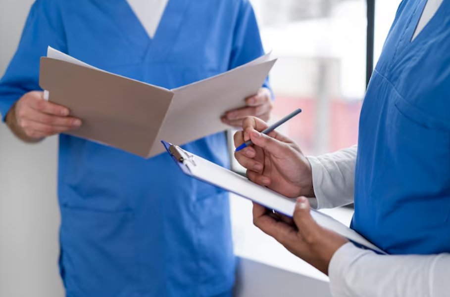 Profissional de enfermagem executa procedimento seguindo protocolo