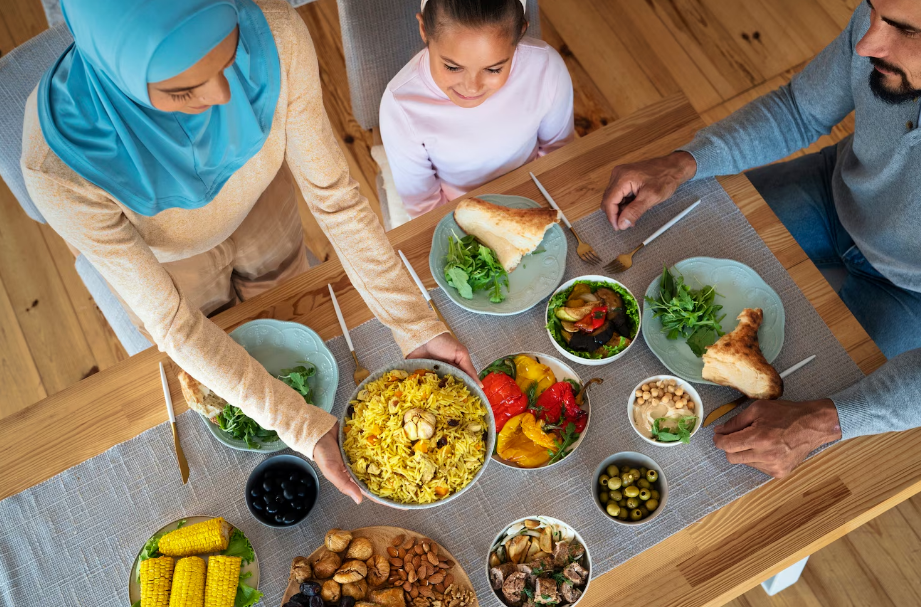 Família partilhando refeição com pratos típicos da dieta halal